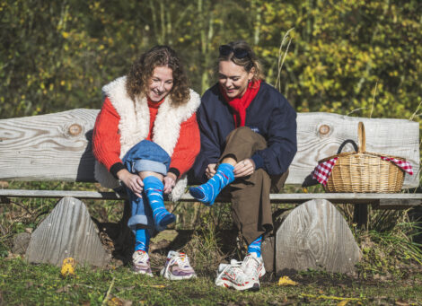 Fien Germijns en Noa Muysoms passen mucosokken tijdens de Mucoweek